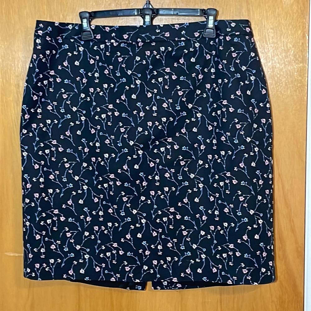 Liz Claiborne Career Womens 16 Black Skirt with Pink Blue and White Flowers